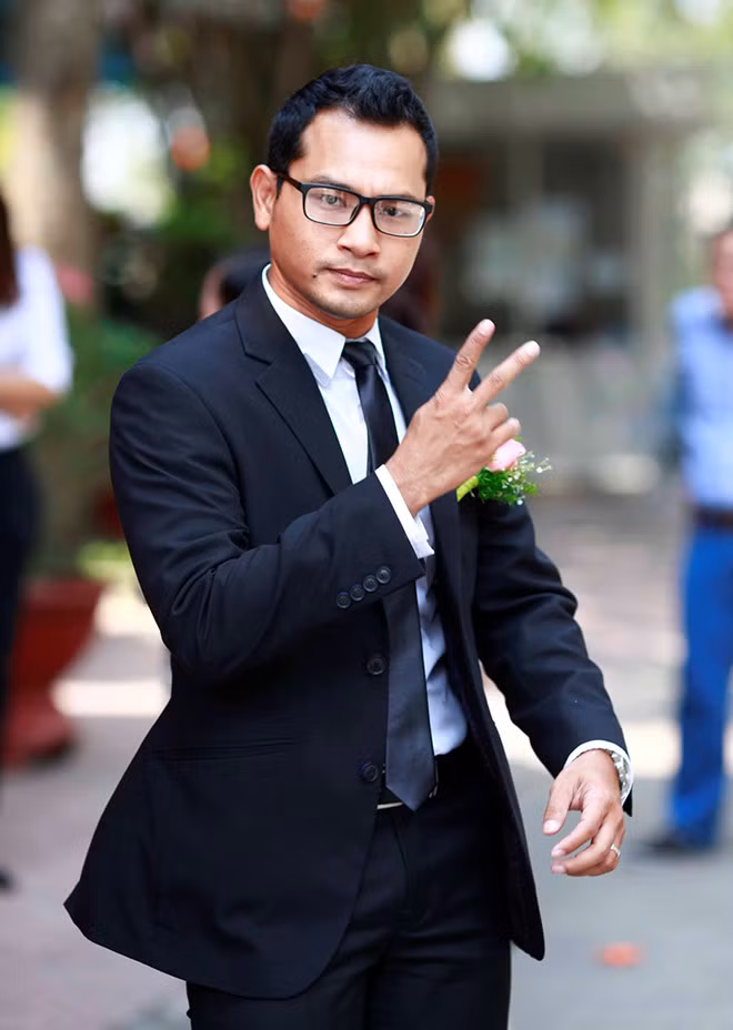 Diễn biến mới nhất trong bộ drama này là sự xuất hiện của nam diễn viên Huỳnh Đông kiêm đạo diễn bộ phim Mẹ Tuệ đã lên tiếng khẳng định những tin nhắn của An Nguy là giả. Anh cho biết: "Trong group chat "Mẹ Tuệ team" của chúng tôi không hề có Cát Phượng, cũng không hề bàn bạc những chuyện có nội dung như vậy”.
