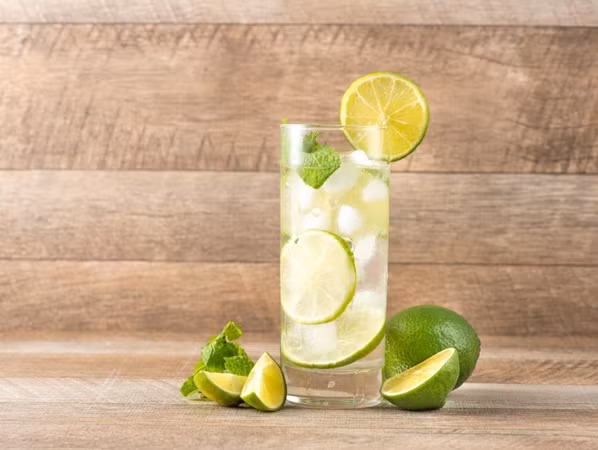 Uống nước có vài lát chanh thì có ích đủ đường chứ không chỉ trong kỳ đèn đỏ đâu bạn ạ.