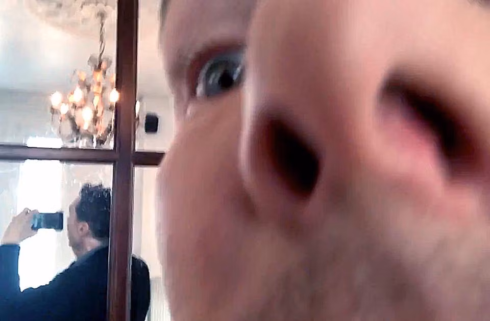 Ông chú có sở thích selfie với....chiếc mũi của mình