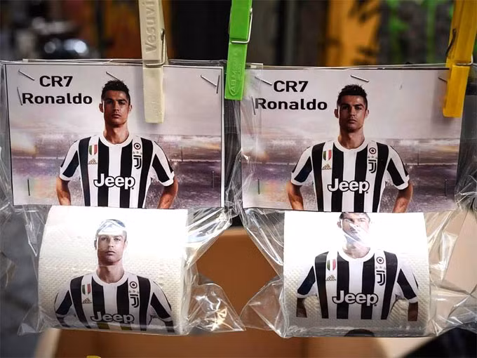 Hình ảnh những cuộn giấy vệ sinh in mặt C. Ronaldo được chia sẻ trên mạng xã hội.