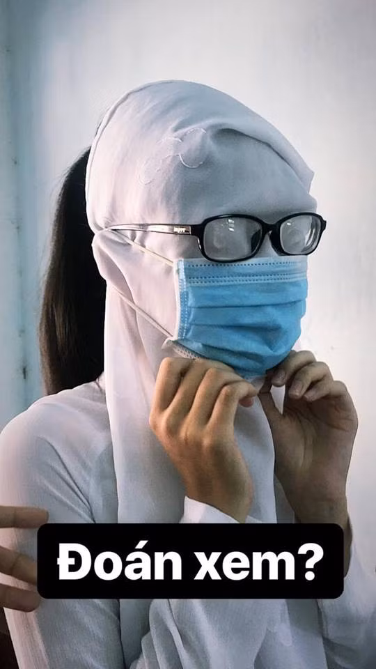Quy trình để hóa trang thành “pho tượng sống”: tà áo được vắt lên đầu, kính vẫn được đeo trên mắt, bịt khẩu trang nếu thích.