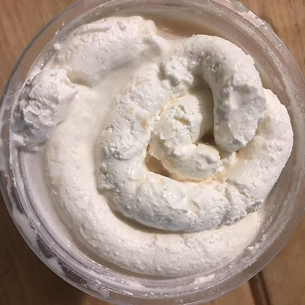 Phần kem cheese được chế biến "kém sang", vón cục khiến cô nàng ngậm ngùi hỏi ý kiến nên "uống hay nghỉ?".