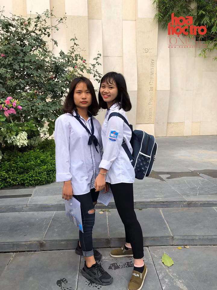Bạn: Lê Thị Kim Huệ và Trần Hương Quỳnh (THPT Xuân Thuỷ, Nam Từ Liêm) tâm sự rằng mình chỉ làm được khoảng 15 câu.