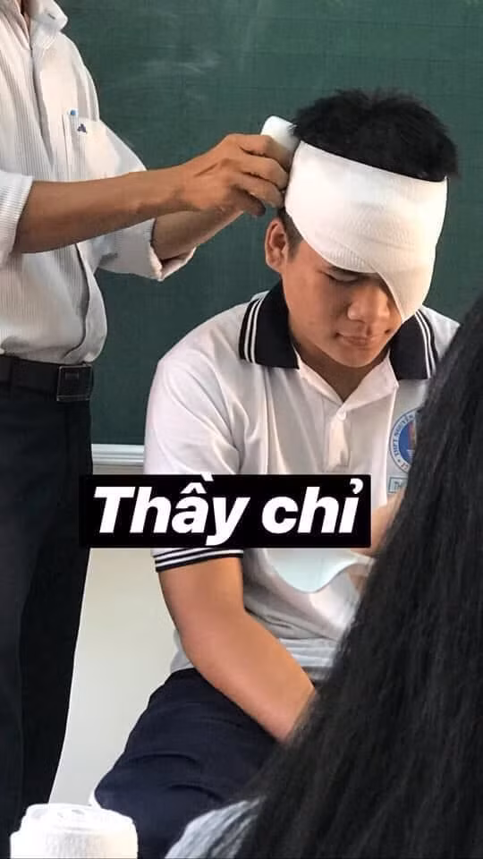 Trong tiết học thầy giáo hướng dẫn và thực hành cẩn trọng, khéo léo thế này đây…