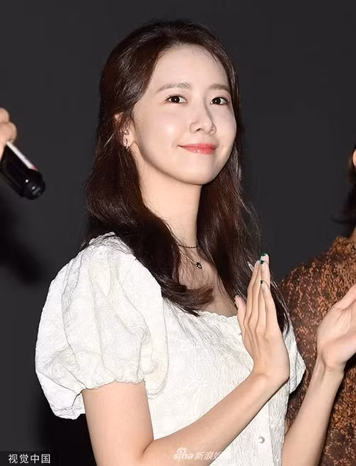 Tham dự một sự kiện gần đây, Yoona ăn vận, trang điểm đơn giản nhưng vẫn gây chú ý. Ở tuổi 29, cô nàng vẫn sở hữu nhan sắc tươi trẻ, vẻ đẹp trong trẻo 