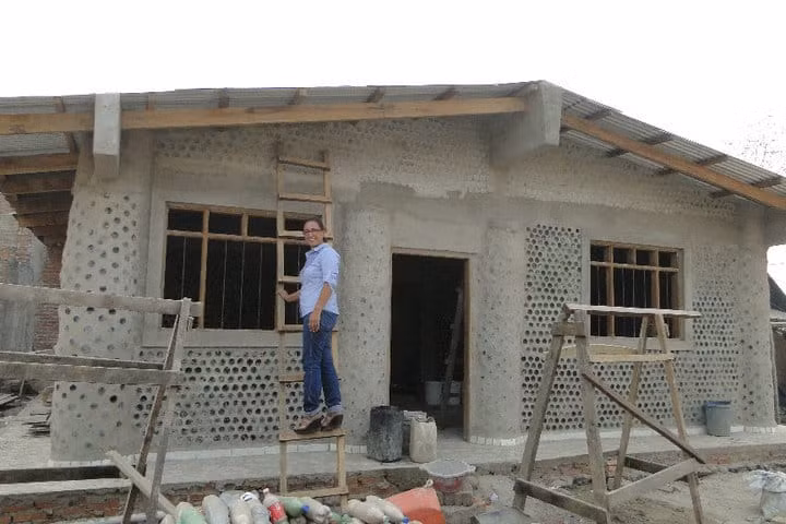 Cô Ingrid và căn nhà trong giai đoạn hoàn thiện.