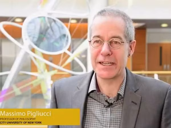 Giáo sư Massimo Pigliucci tin rằng bằng cách thay đổi tầm nhìn, chúng ta sẽ vượt qua được mọi nỗi lo lắng.
