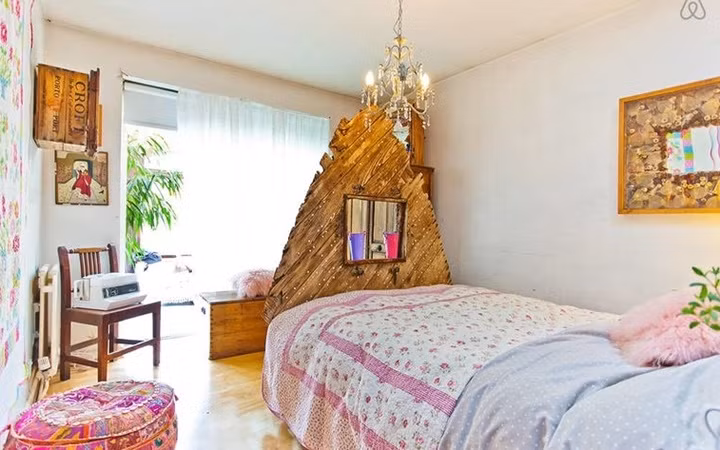 Phòng ngủ trang trí lạ mắt.