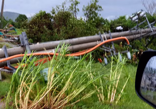 Lốc xoáy quật ngã trụ điện ở huyện Tuy An (Phú Yên). Ảnh: A. Thanh.