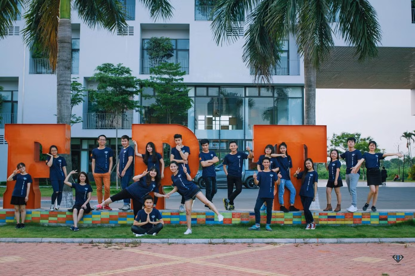 CLB Business của Trường Đại học FPT với dự án kinh doanh chuyến xe về quê ngày tết không chỉ giúp các bạn trẻ có thêm kiến thức, thu nhập mà còn giúp đỡ các sinh viên phần nào bớt vất vả, chen lấn trên những chuyến xe về nhà.