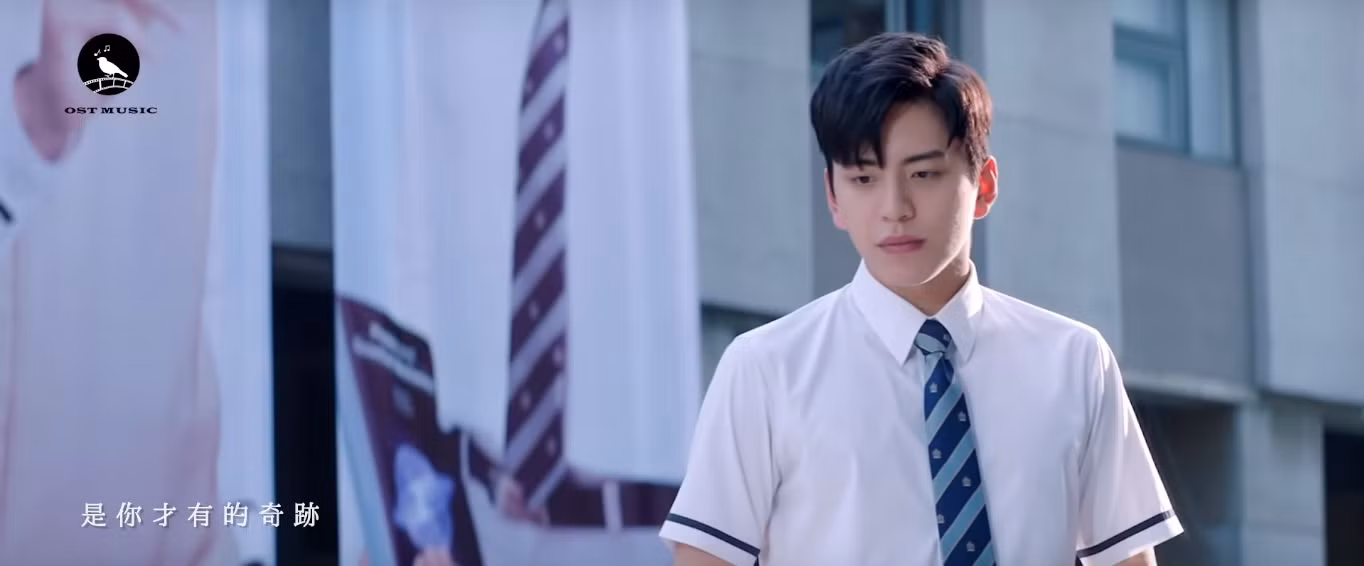 Trong phim có một cảnh Viên Tương Cầm đang đi thì bị một chậu hoa rơi từ trên xuống, rất có thể hai cô gái này chính là thủ phạm.