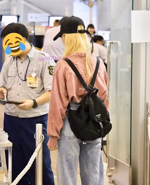 Diện outfit bụi bặm tại sân bay, Sana kết hợp thêm chiếc balo đen của Prada trị giá giá 1.240 USD (tương đương 28,8 triệu đồng) để có set đồ hoàn hảo.
