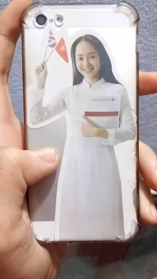 Cả điện thoại nữa