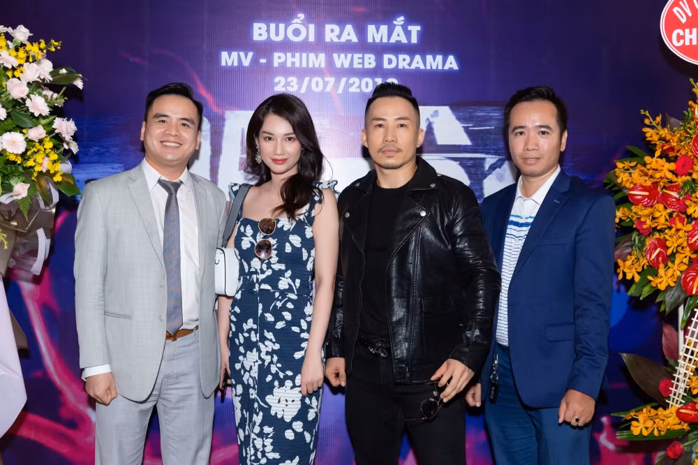 MC Quỳnh Chi tới chúc mừng Huỳnh Nhật Đông (áo đen ở giữa).