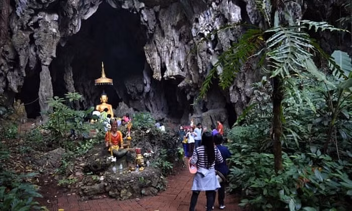 Du khách tới tham quan tại khu vực hang động Tham Luang.
