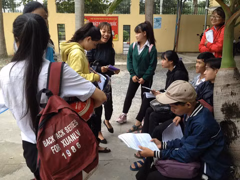 Thí sinh đến Hội đồng thi Trường THPT Chơn Thành rất sớm và tranh thủ ôn bài trước khi bước vào thi môn lý.