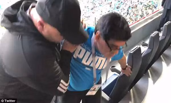 Maradona không thể tự bước đi.