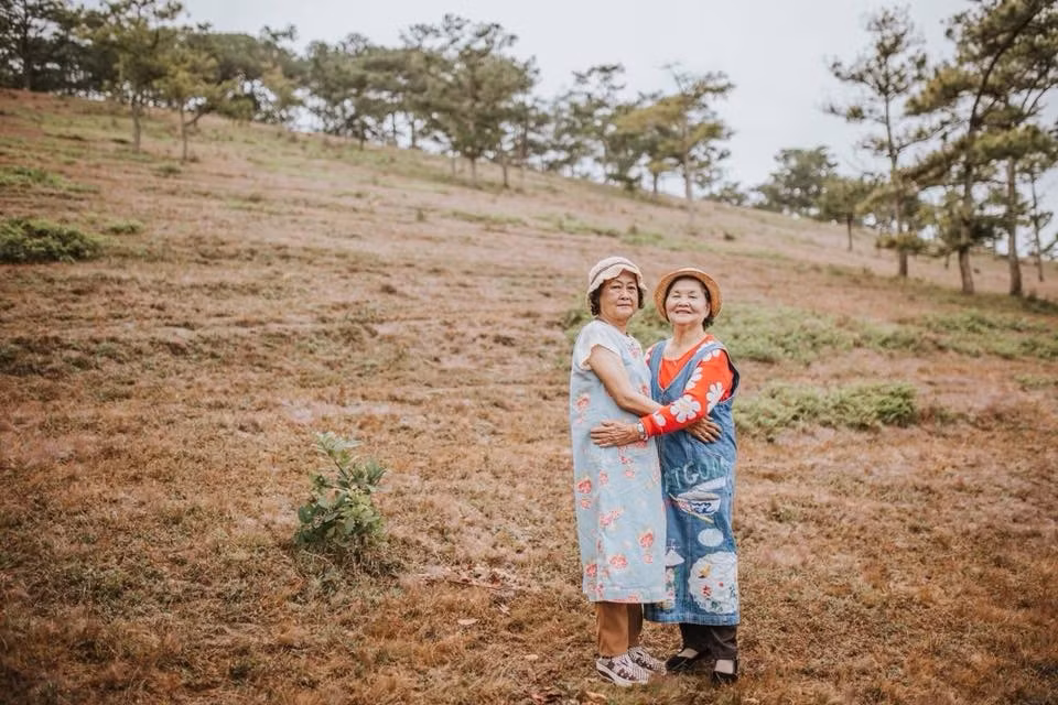Hai cụ bà trao nhau những ánh nhìn trìu mến, những cái ôm ấm áp.