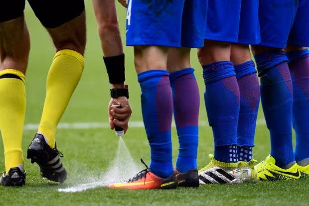 Câu chuyện buồn ít người biết đằng sau bình xịt bọt tự tan các trọng tài World Cup đang sử dụng ảnh 4 Mặc dù được sử dụng tại World Cup 2014 nhưng cái tên công ty 9:15 Fair Play không hề được FIFA nhắc đến.
