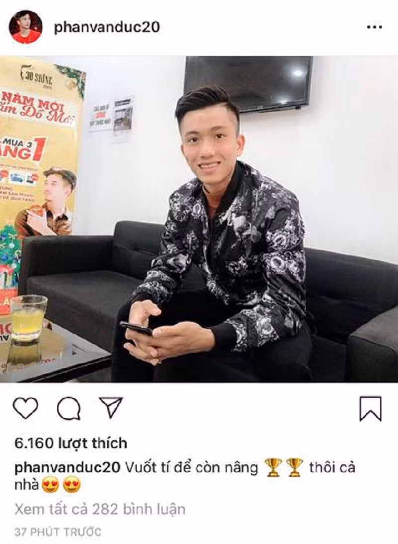 Bức ảnh sẵn sàng nâng cúp của Văn Đức nhanh chóng nhận được hàng nghìn lượt like chỉ sau hơn nửa giờ đăng tải
