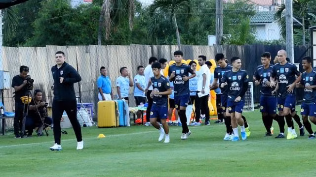 HLV Akira Nishino yêu cầu bố trí hàng rào quây kín sân tập của đội tuyển Thái Lan.