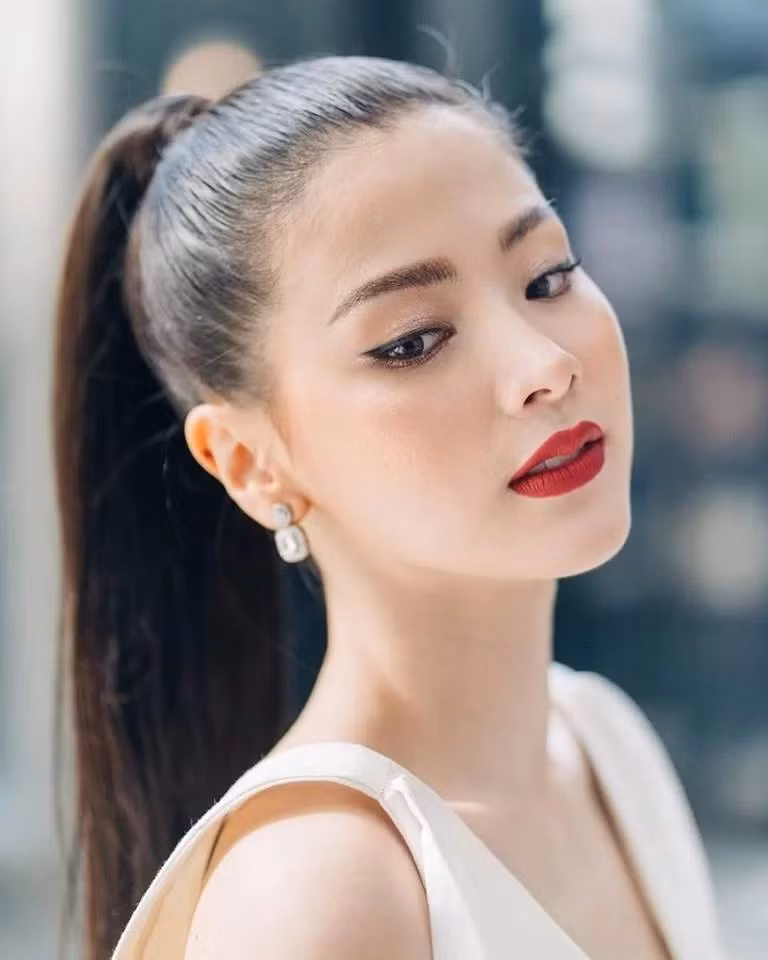 Baifern có đôi môi hình trái tim duyên dáng cùng làn da trắng, vì thế cô rất hợp với những tông son đỏ. Từ đỏ tươi đến đỏ thẫm đều giúp người đẹp trông sang chảnh.