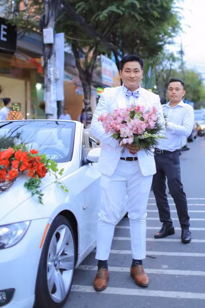 Chú rể sinh năm 1990 tại An Giang, doanh nhân Trần Phúc Thành không giấu nổi hạnh phúc, cười tươi rạng rỡ từ lúc đoàn đến trước nhà cô dâu cho đến suốt buổi lễ và cho đến khi rước được cô dâu Đặng Thu Thảo về đến Long Xuyên - An Giang để làm lễ Gia Tiên.