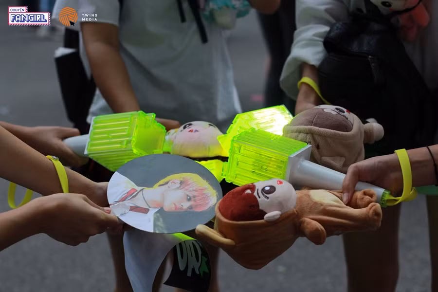 Lightstick và banner của các fan khiến không khí hệt như một concert thật sự luôn!