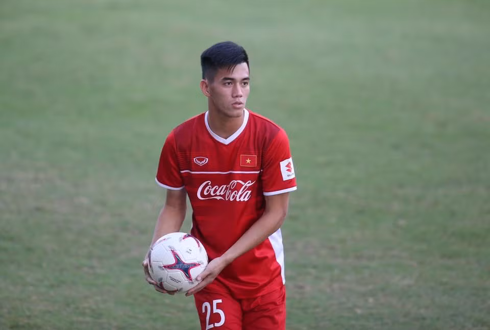 Nguyễn Tiến Linh - Tiền đạo của đội tuyển Việt Nam, người mở màn tỉ só trận đấu giữa đội Việt Nam - Campuchia.