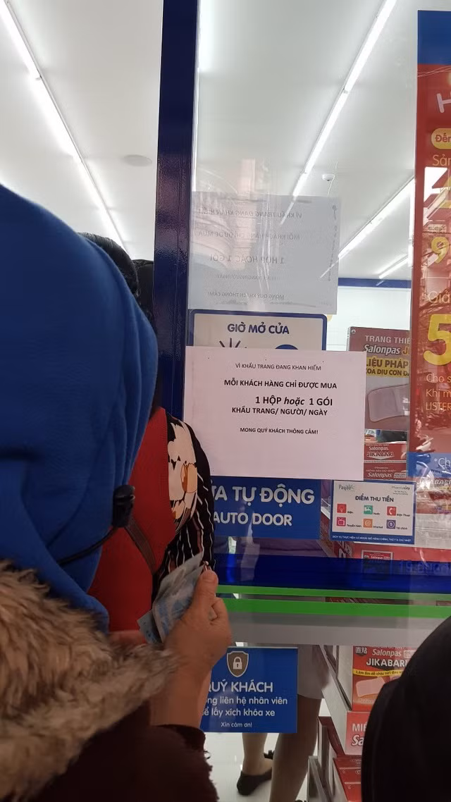 Mỗi khách chỉ được mua 1 hộp hoặc 1 gói khẩu trang/ngày và phải để lại số điện thoại.