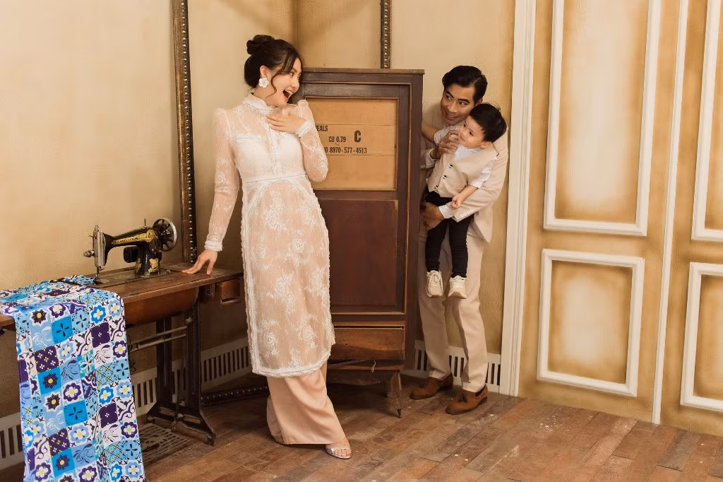 Hai vợ chồng cô thay nhau đưa đón Louis đi học mỗi sáng và chiều. Cậu nhóc mới gần hai tuổi nhưng thích ứng rất nhanh với môi trường học tập và rất thoải mái làm quen với bạn bè, cô giáo trong trường. Chính vì vậy, Ngọc Lan - Thanh Bình cũng an tâm mỗi khi phải đóng phim xa nhà.