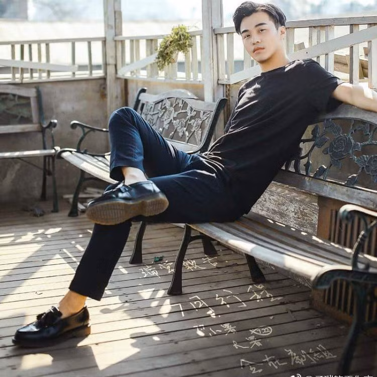 Khoảnh khắc tránh nắng chia sẻ cùng fan trên weibo.