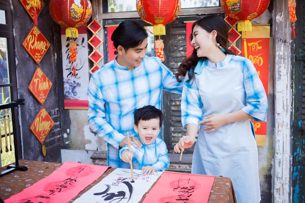 Cặp đôi đẹp của làng phim Việt cùng diện áo dài cặp, nhí nhảnh tạo dáng cùng con trai Louis Bình An.
