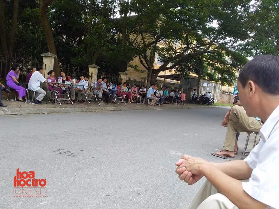 Hà Nội: Teen "thở phào" sau môn thi THPT Quốc gia đầu tiên, phụ huynh mừng lo lẫn lộn ảnh 9