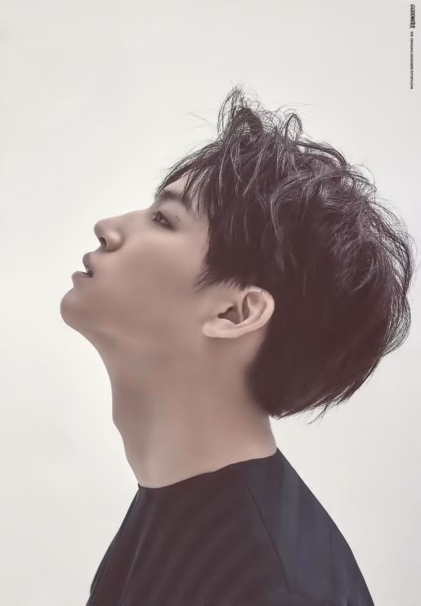 JB nhóm GOT7 có tới hai nốt ruồi bé xíu nằm sát nhau ở ngay phía trên đuôi mắt bên trái. Nhiều người cho rằng đây là dấu tích còn sót lại khi JB xỏ khuyên, nhưng JB chưa bao giờ đề cập đến điều này cả.