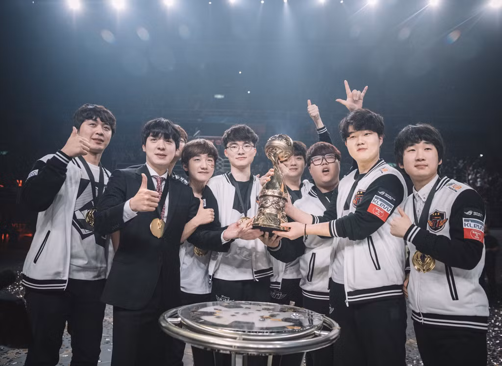 Faker (ở giữa) cùng đội chơi SK Telecom T1 vô địch chung kết thế giới LMHT trong các năm 2013, 2015 và 2016. Ảnh: 90min, Siri.