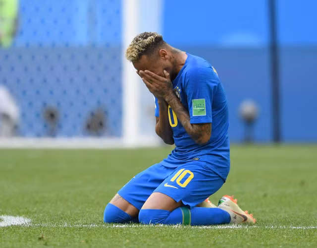 Neymar ôm mặt khóc sau trận đấu với Costa Rica.
