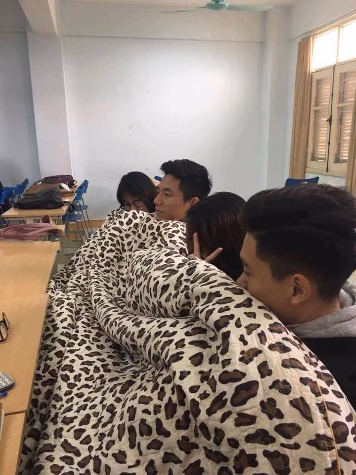 Nhiều học sinh quây quần bên nhau để tránh rét.