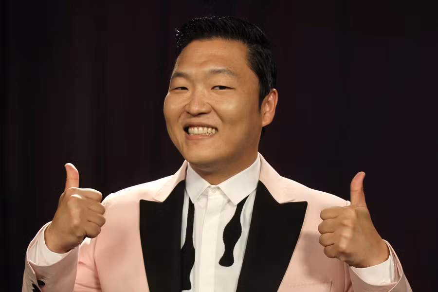 Xếp sau IU lần lượt là MC Yoo Jae Suk, Irene, nữ diễn viên Park Bo Young và PSY.
