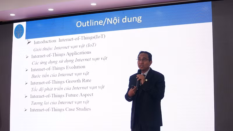 Phó Giáo sư – Tiến sỹ Mohd Fadzil Hassan trình bày hai đề tài về việc ứng dụng IoT làm giảm độ trễ của các thiết bị trong chăm sóc sức khỏe và Thực tại &amp; xu hướng tương lai của IoT.