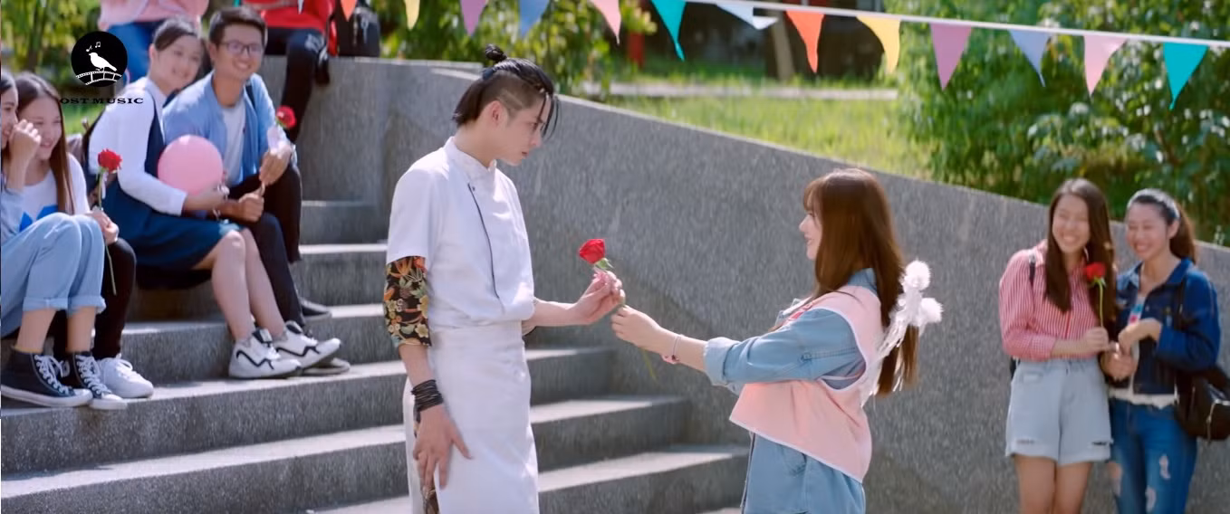 Viên Tương Cầm tặng hoa hồng cho A Kim.