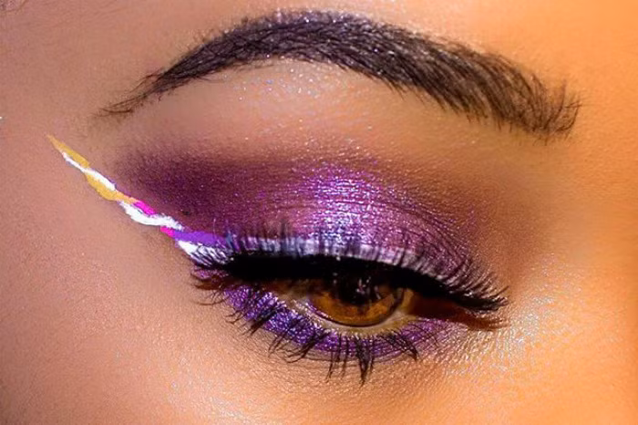 Vẽ eyeliner kiểu unicorn, xu hướng trang điểm nhất định bạn phải thử Hè này ảnh 7
