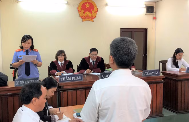 Đại diện Viện KSND TP.HCM nêu quan điểm tại phiên tòa sáng nay 27/8. ẢNH: QUỲNH TRÂN.