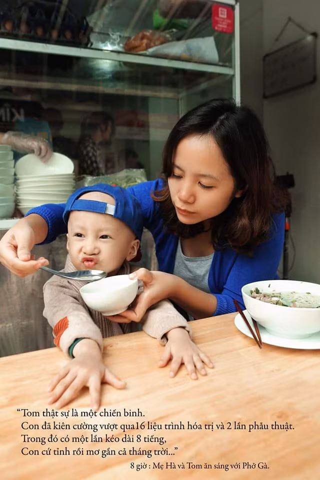 Trong hành trình chống lại căn bệnh quái ác, Tom luôn có sự đồng hành của gia đình thân yêu, đặc biệt là mẹ bé.
