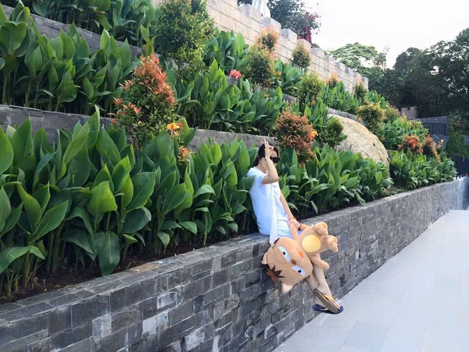Thu Hương cùng mèo Dinga chụp hình muôn nơi.