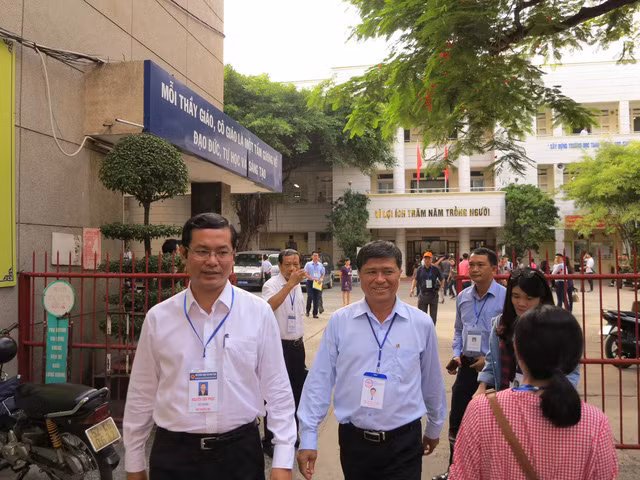 Thứ trưởng Bộ GD-ĐT Nguyễn Văn Phúc dẫn đầu đoàn công tác của Bộ kiểm tra công tác tổ chức thi THPT quốc gia tại TPHCM.