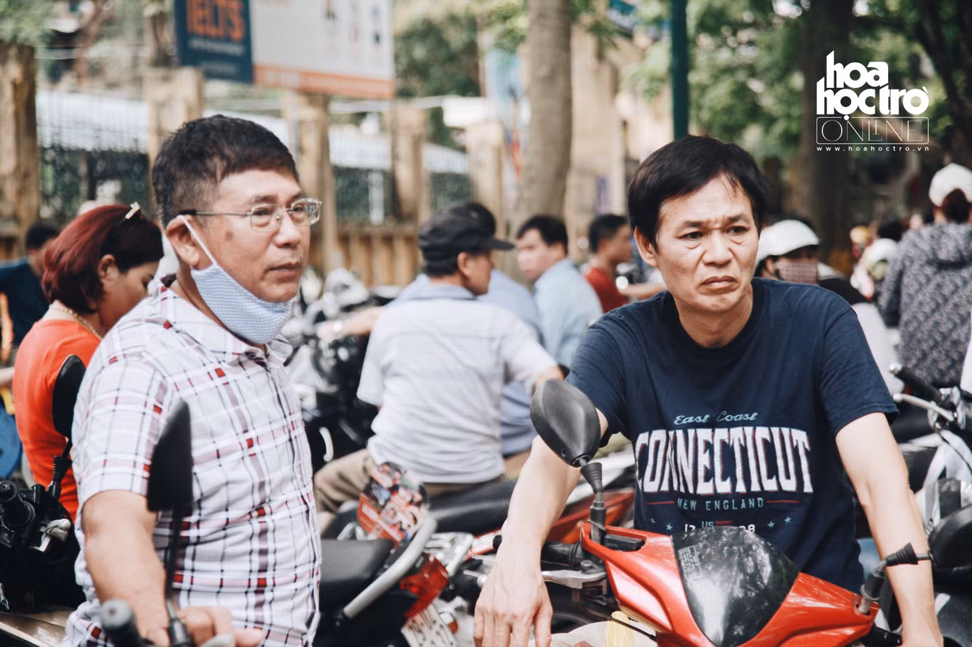 Những hình ảnh xúc động trong mùa thi: “Con cứ yên tâm, có cha mẹ ở đây rồi!” ảnh 6 Những hình ảnh xúc động trong mùa thi: “Con cứ yên tâm, có cha mẹ ở đây rồi!” ảnh 6