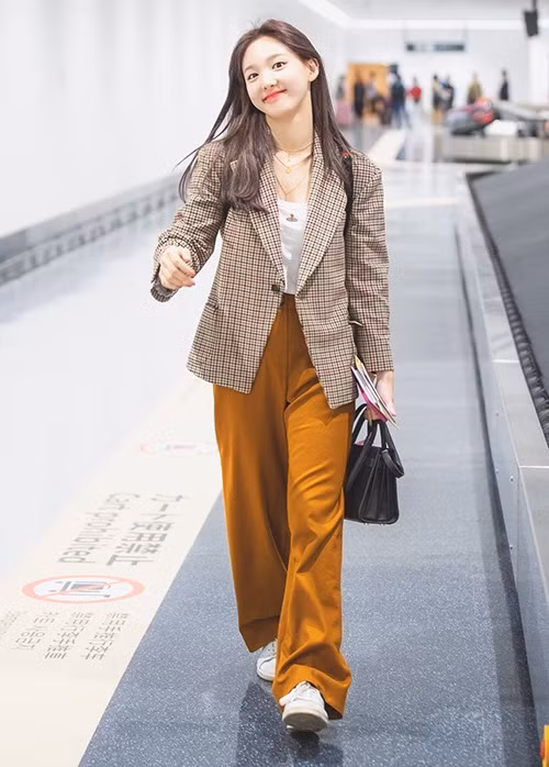 Là cô nàng đa phong cách, Nayeon cũng ưa chuộng mẫu áo khoác 