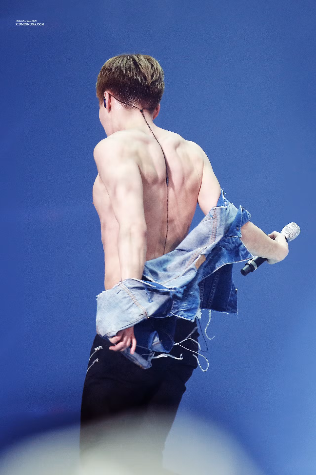 Liệu Xiumin đã xứng đáng giành giải “Ông hoàng lưng đẹp” của EXO chưa nhỉ?