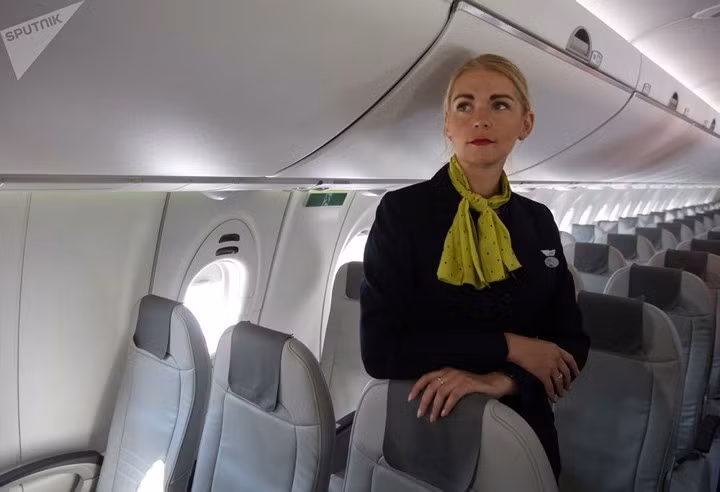 Tiếp viên hàng không Air Baltic của Latvia đang chờ hành khách trong cabin.